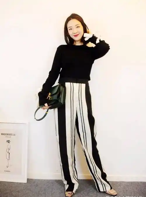 张蓝心走红毯气势十足,穿开叉抹胸装不嫌冷,身高175就是自信_身材