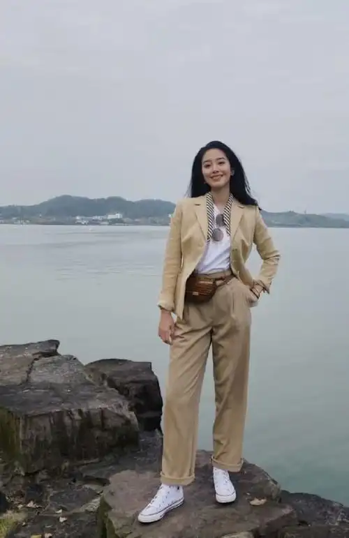 杨采钰真不简单西装配露脐衫又飒又a气场爆棚