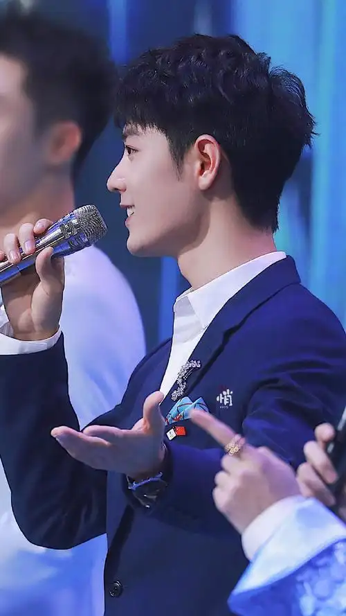 肖战超话连胸前放着的小丝巾都可爱极了#肖战