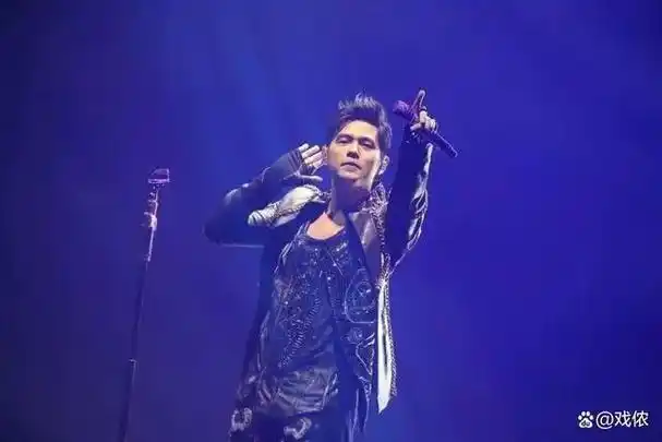 在一众歌星中,周杰伦这个天王,可以说是鹤立鸡群了.