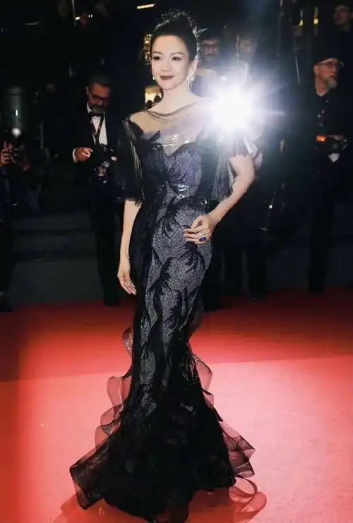 还有烈焰红裙简直帅得我流口水00  不得不说章子怡的状态真的太好了