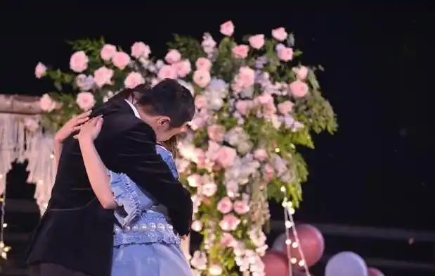 麦迪娜发文忆姜潮求婚现场:是嫁给爱情的感觉