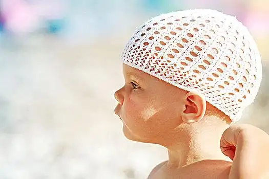 户外,夏天,侧面,头像,好奇,白人婴儿,女孩,白人,帽子,海滩