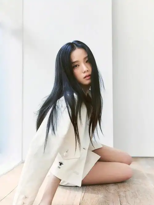 金智秀时尚芭莎五月刊封面大片 黑白双面dior女郎-爱读书