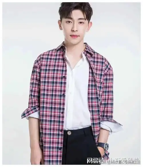 邓伦超级超级阳光帅气迷人十足的,为人随和善良的男人!