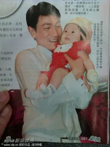 图文刘德华朱丽倩拜佛刘德华盼得子