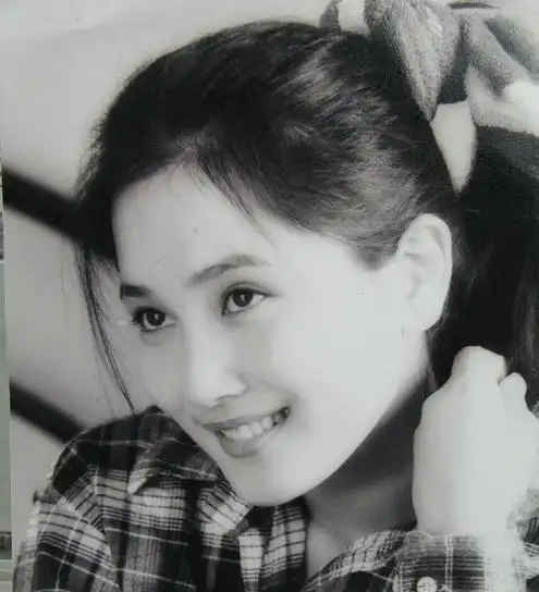 2011年,侯勇为潘雨辰抛弃发妻沈蓉,10年后沈蓉的现状如何?_腾讯新闻