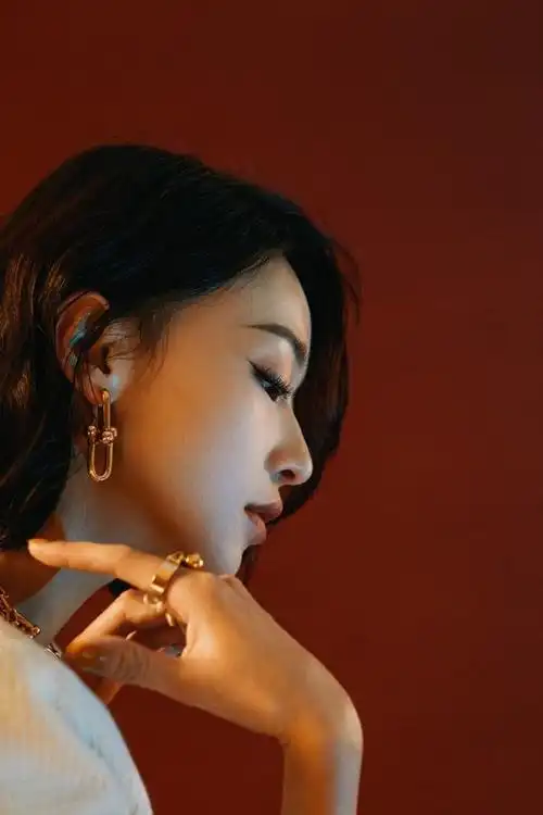 吴谨言月光白抹胸套装