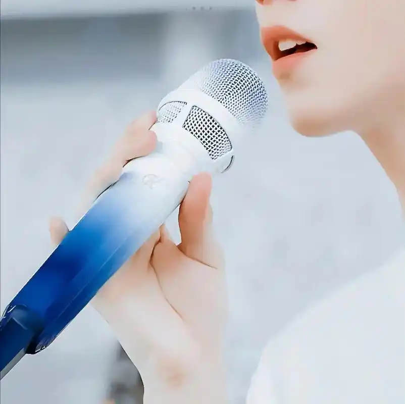 王俊凯 歌手王俊凯和他的渐变蓝话筒 - 抖音