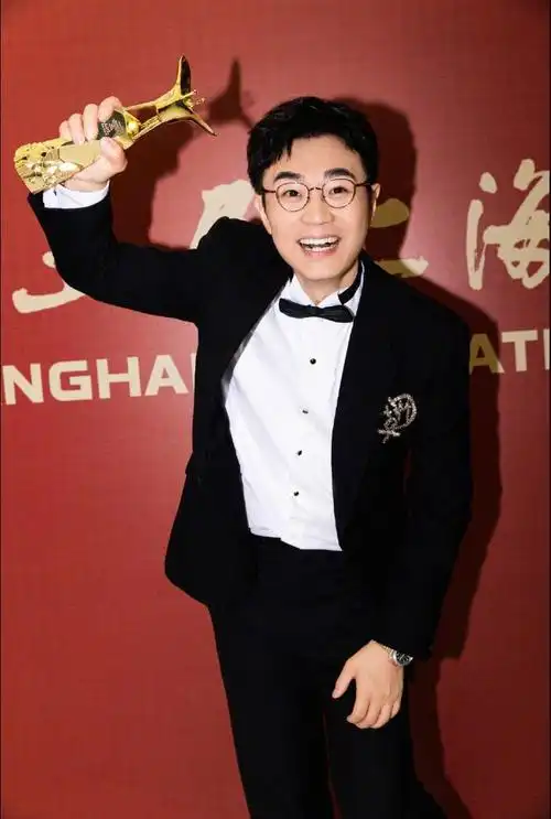 上海这一夜,宋佳身高傲人,王一博c位难让,大鹏高举"引导牌"-腾讯新闻