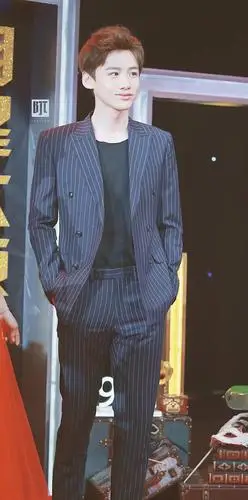 小白穿西装好帅!