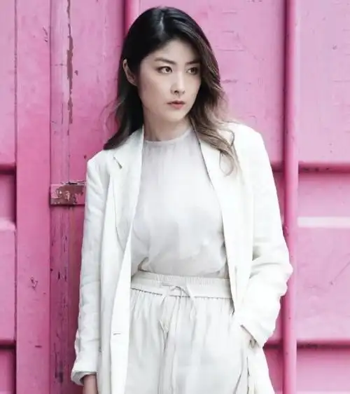 陈慧琳是香港著名的女歌手,她曾获得过无数奖项.