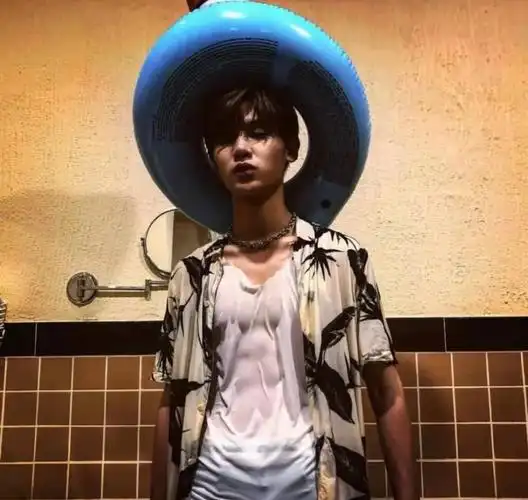 嘶哈嘶哈这谁能不爱呢求图关 赞 后台私94#justin黄明昊  #腹肌