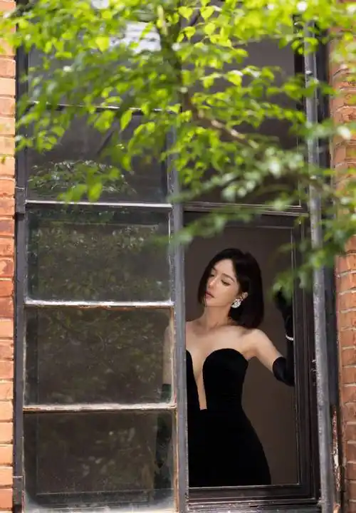 精致青春,魅力夺目:秦岚深v晚礼服尽显优雅_镂空_微博_图片