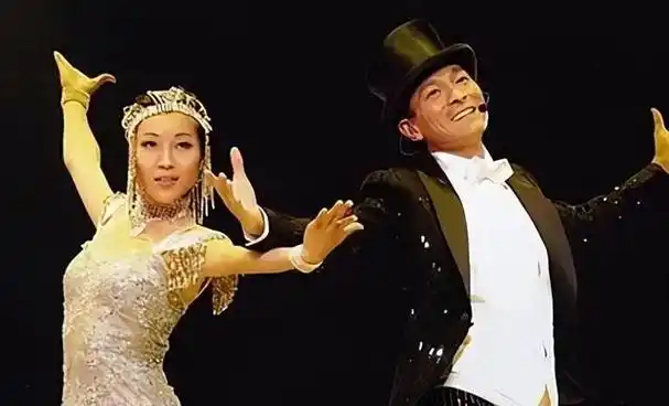 其实,彼时赖文慧已经陪伴在刘德华身边十年之久.