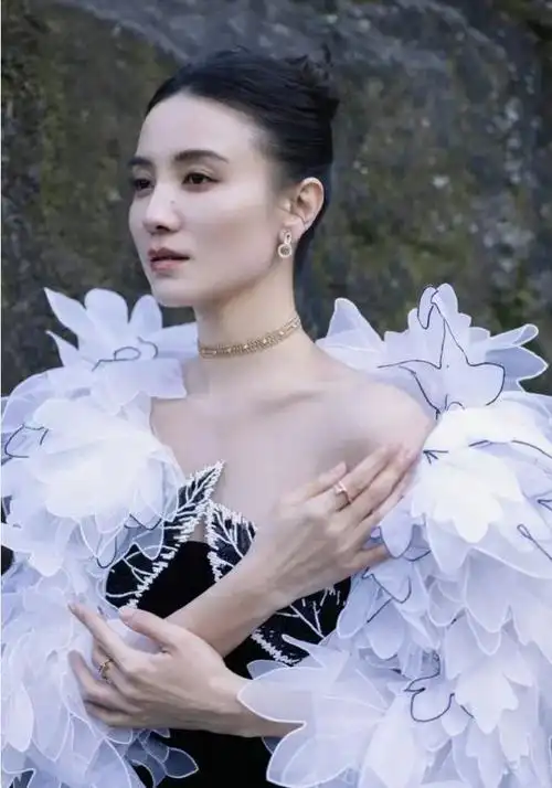 一身花瓣裙演绎东方女性美|发型|妆容|礼裙|抹胸裙_网易订阅