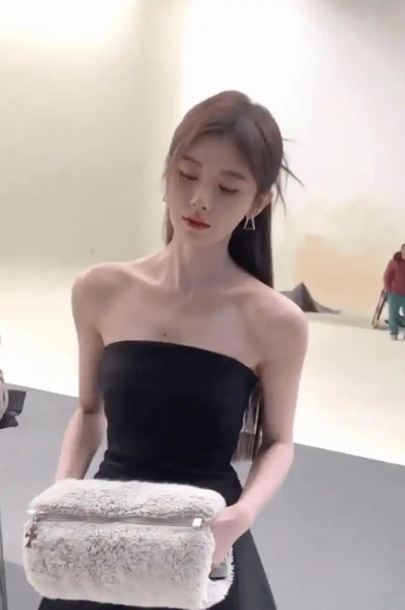 鞠婧祎这肩膀算直角肩了吧?