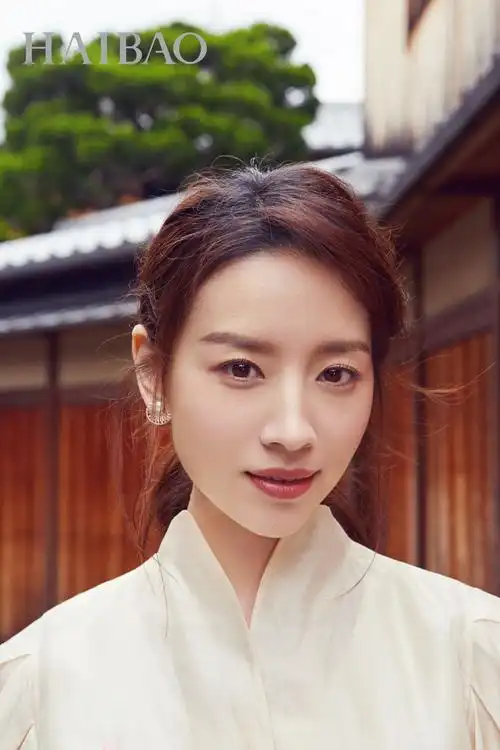 董洁一身米白色长裙,气质温婉优雅,网友:当年的冷清秋又回来了