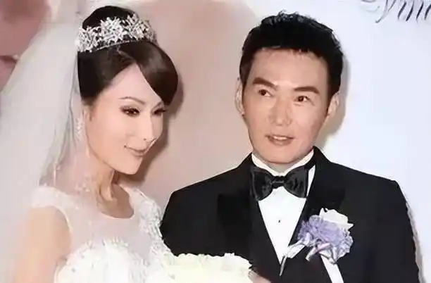 1994年,焦恩俊突然宣布:与化妆师结婚并将所有财产转让给妻子