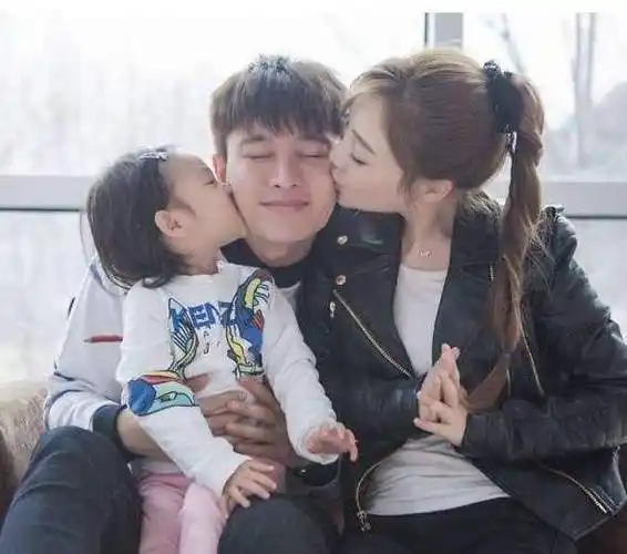 而因为李小璐不忠诚事件的影响,贾乃亮的事业一度达到低谷.