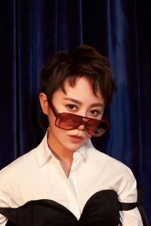 马丽清爽干练白衬衫写真图片