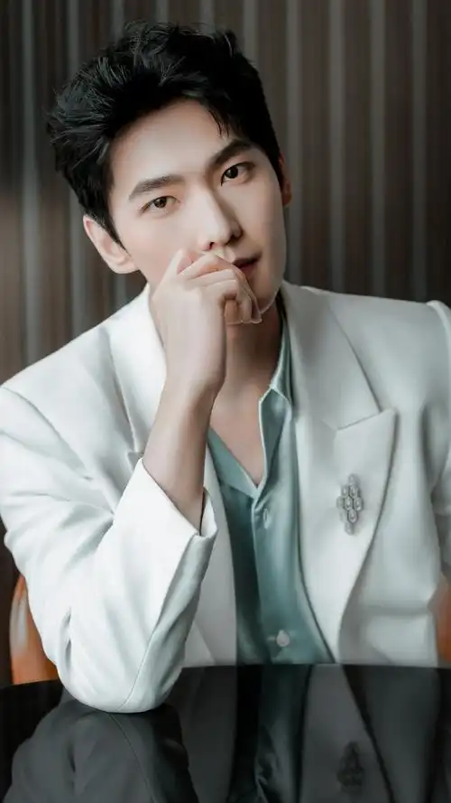 杨洋丝绸衬衫白西装##杨洋一身白西装出席成都活动