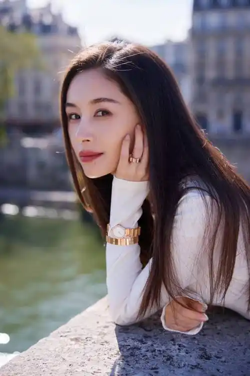 王子文单身后留了长发,穿打底衫 半身裙去看秀,38岁美出新高度_发型