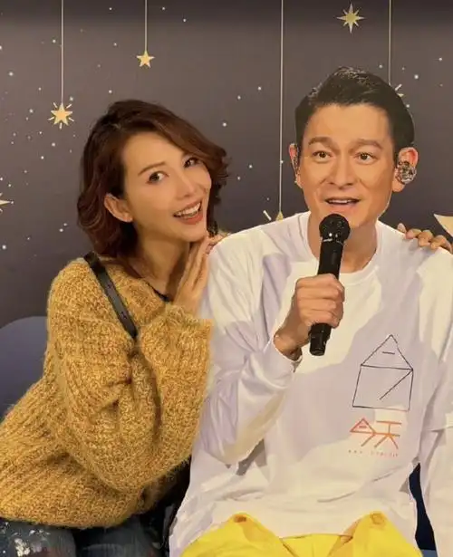 贾玲姐姐露面:和贾玲一个模子刻出来!姐妹俩追星刘德华演唱会