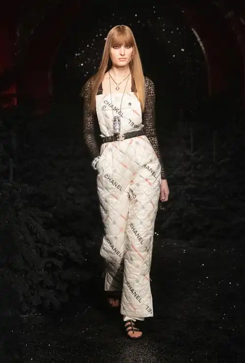 新包| chanel 发布2021秋冬系列时装秀:巴黎风情和滑雪假日