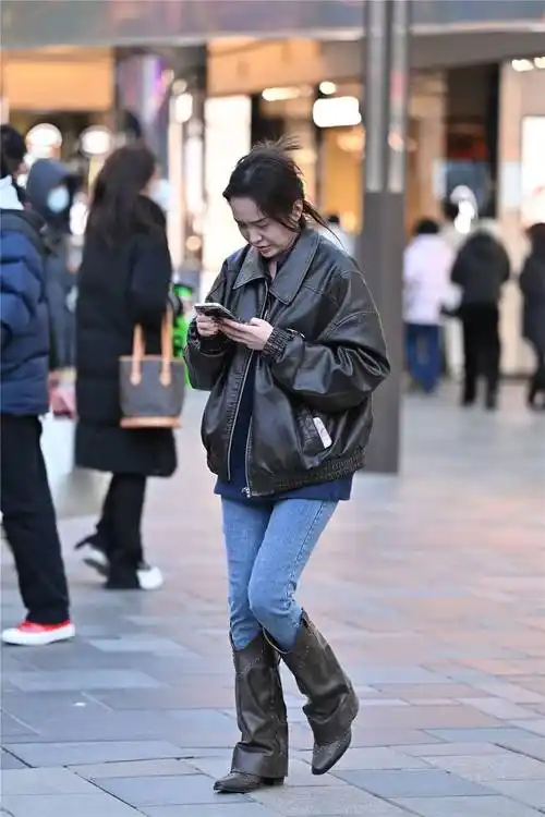 冬季里的时尚美女,紧身牛仔裤搭配长靴,穿出精致不难