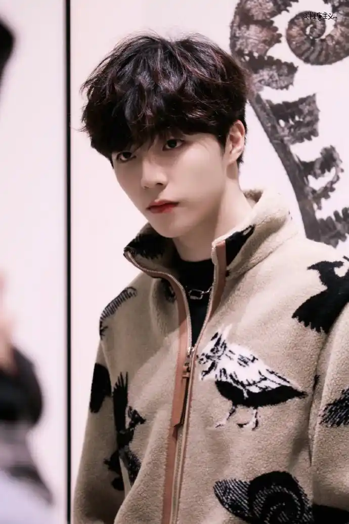 陈立农新闻201203请可爱狗狗立刻半永久小卷毛陈立农半萌半盐现身上海