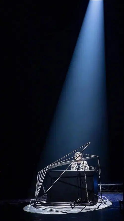 谁能给个苹果se尺寸的林俊杰一束光高清壁纸 谢谢?