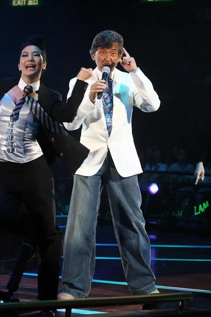 林子祥是个人特色极其特别的一个歌手,不论是那小胡子还是无人可模仿