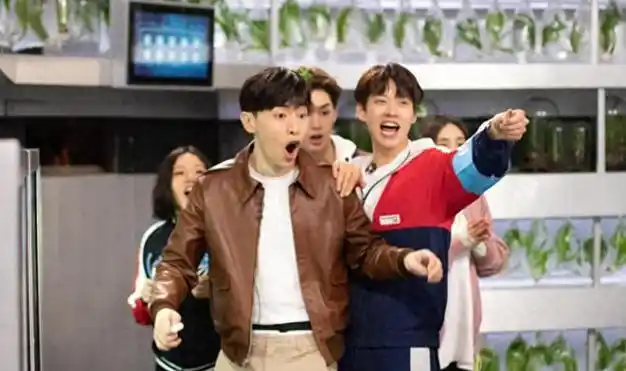 请在邓伦个人账号和工作室账号下发表评论.