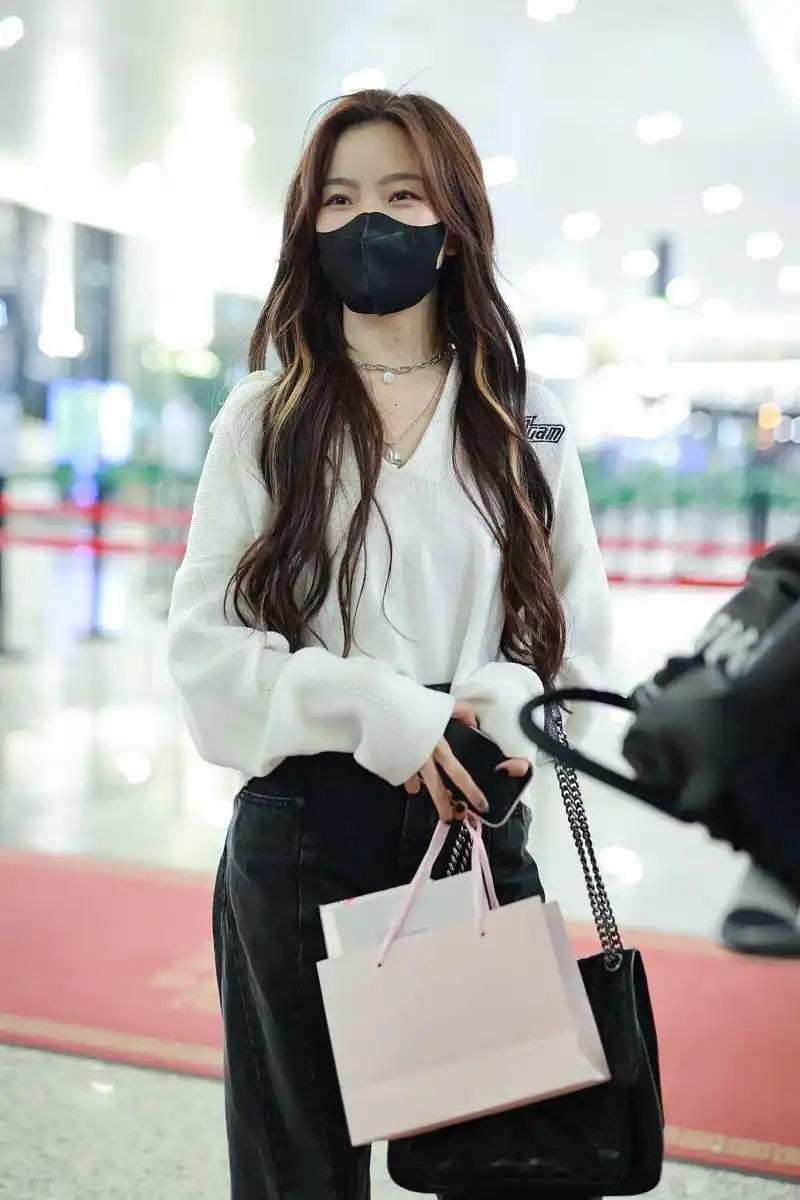 陈卓璇街拍:v领白毛衣牛仔阔腿裤ysl niki手袋亲切甜美