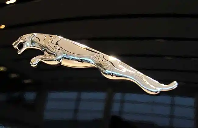 捷豹是英国的一家豪华汽车生产商,车标为一只正在跳跃前扑的"美洲豹"