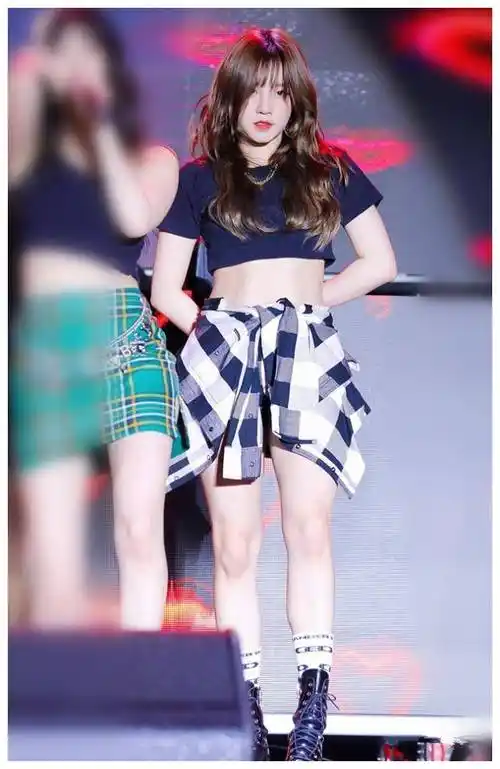 宋雨琦穿30cm长的t恤,抬手秀马甲线,那些说她胖的打脸没?