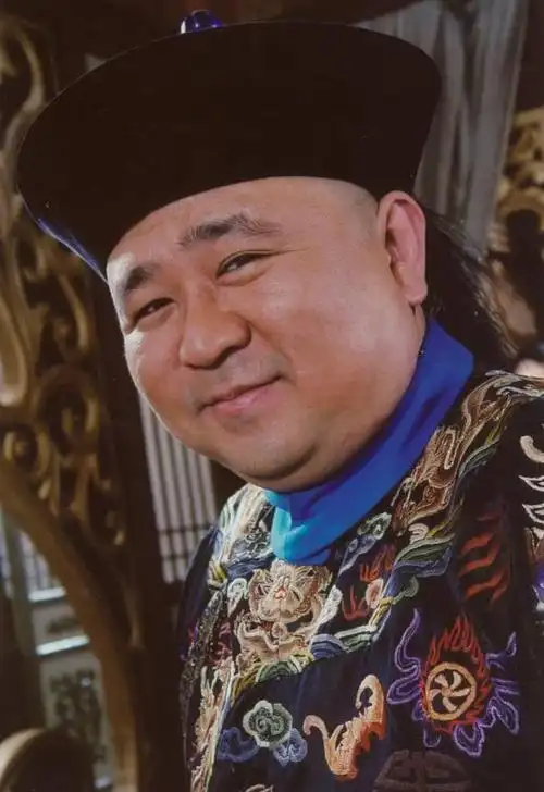 "狄仁杰"梁冠华:因胖200斤自卑,被美女导演倒追,爱人变恩人