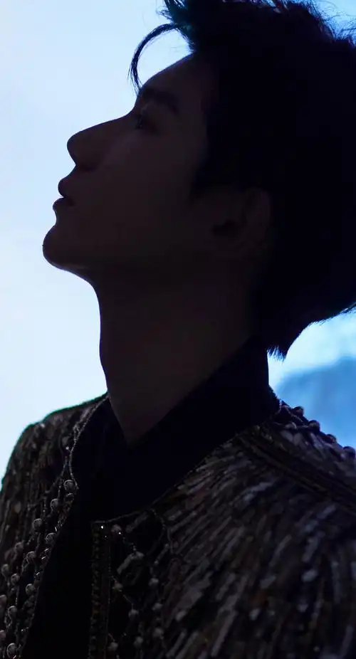 优越下颚线,性感喉结,每一张都值得细品@tfboys-王源#王源我们的歌