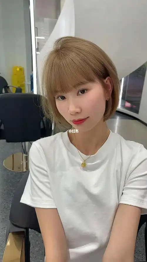 2021春夏超a短发推荐漫画齐耳短发奶茶色