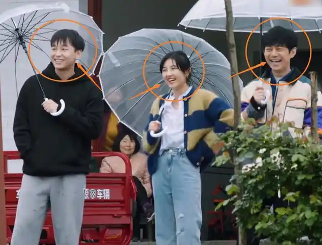 张艺兴开拖拉机载杨紫,一旁嘉宾的表情太抢镜,怕是最大的cp粉头