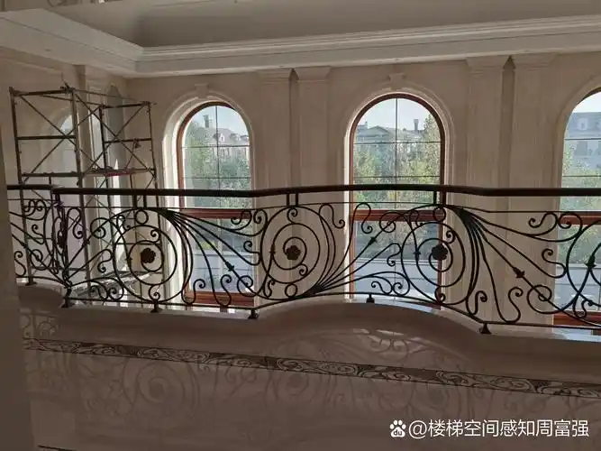 弧形铁艺楼梯,典雅与现代的完美结合!