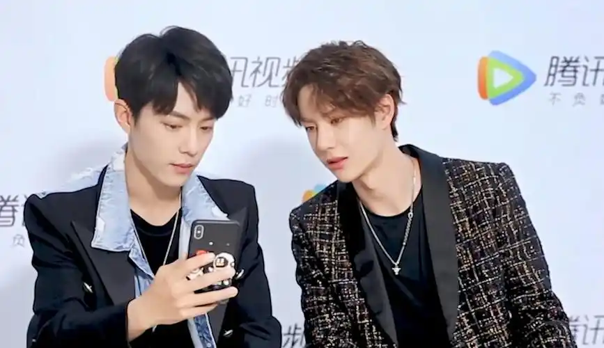 王一博和别人开黑打游戏谁注意到一旁肖战的反应网友太酸了