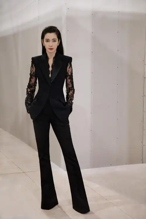 舞台大幕正式拉开,老大@李冰冰 一身黑色西服气场slay