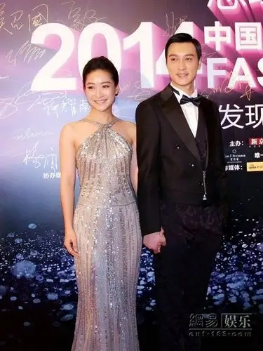 何建泽陶昕然求婚之后甜蜜亮相 当众拥吻