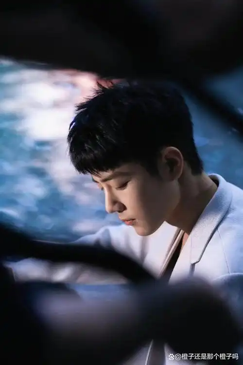 肖战工作室最新图集,他好像有点颜值好牛症