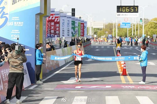 我校学子王壮在2021上海半程马拉松中夺得冠军