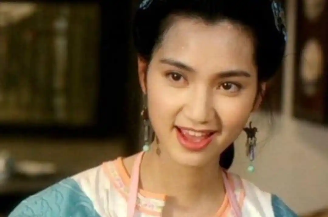 洪欣复出拍戏自晒古装扮相烟熏妆邪魅凌厉看剧照是个狠角色