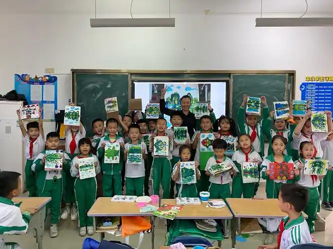 向阳中心小学二(5)班美术课主题为《对印的图形—桂林山水》的水粉画