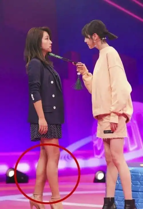 腿部轮廓完美,小腿上没有一点多余的肌肉.